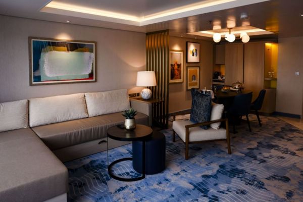 «Икона морей». Самый большой в мире лайнер отправился в первый круиз. Как он выглядит и чем недовольны защитники природы