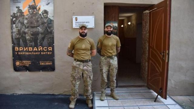 В украинскую армию можно попасть не только по призыву, но и по объявлению. И желающих много