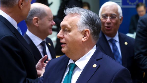 Все 27 стран ЕС одобрили 50 млрд евро помощи Украине. Ранее против выступал премьер Венгрии Орбан