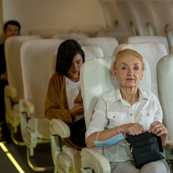 Пожилых пассажиров в самолетах будут сажать рядом с родственниками