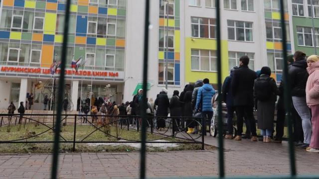 Задержания за приход на участок, гвоздики «в память о смерти свободы» и бюллетени на могиле Навального: как проходит «Полдень против Путина»