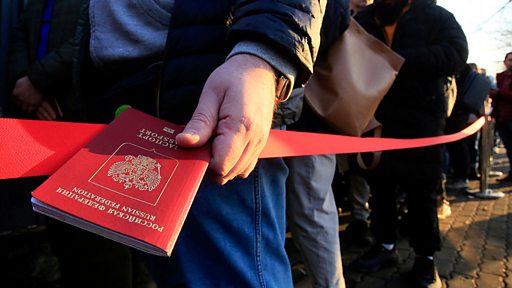 «Которым ты дал надежду». Как в городах мира прошла акция «Полдень против Путина»