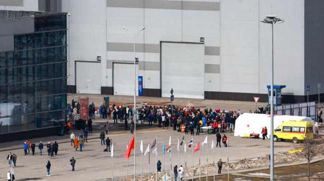 «Должно же свершиться чудо». Как близкие ищут пропавших в «Крокус Сити Холле»