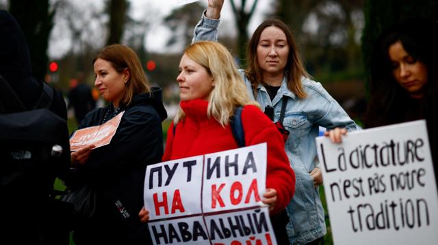Задержания за приход на участок, гвоздики «в память о смерти свободы» и бюллетени на могиле Навального: как проходит «Полдень против Путина»