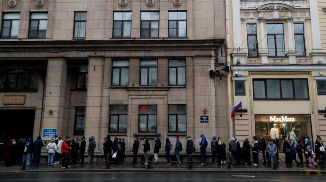 Задержания за приход на участок, гвоздики «в память о смерти свободы» и бюллетени на могиле Навального: как проходит «Полдень против Путина»