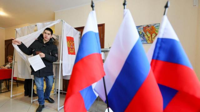 Путин нажал на кнопку, а в урны залили зеленку. Как прошел первый день голосования на президентских выборах в России