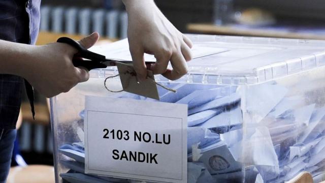 На выборах в Стамбуле лидирует действующий мэр Экрем Имамоглу. В Анкаре оппозиция также впереди