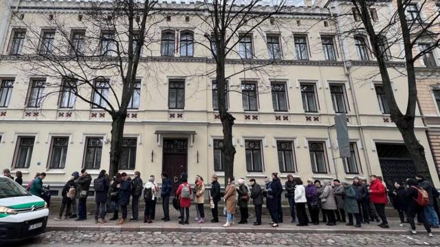 Задержания за приход на участок, гвоздики «в память о смерти свободы» и бюллетени на могиле Навального: как проходит «Полдень против Путина»