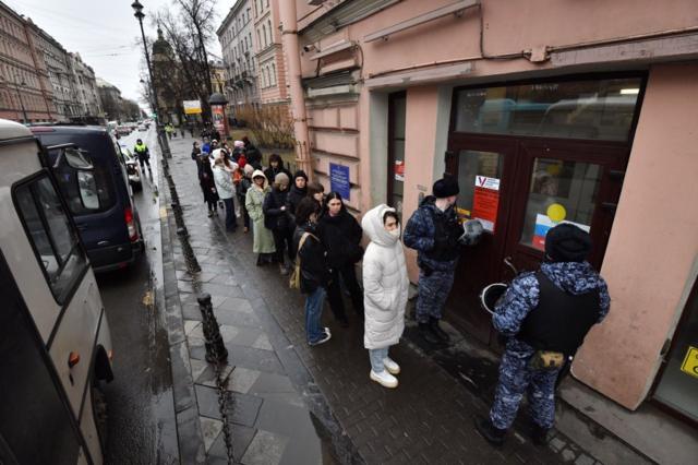 «Которым ты дал надежду». Как в городах мира прошла акция «Полдень против Путина»