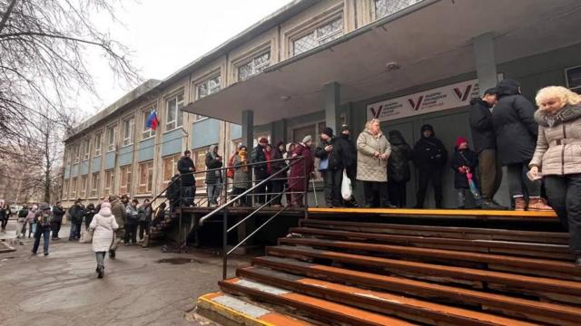 Задержания за приход на участок, гвоздики «в память о смерти свободы» и бюллетени на могиле Навального: как проходит «Полдень против Путина»