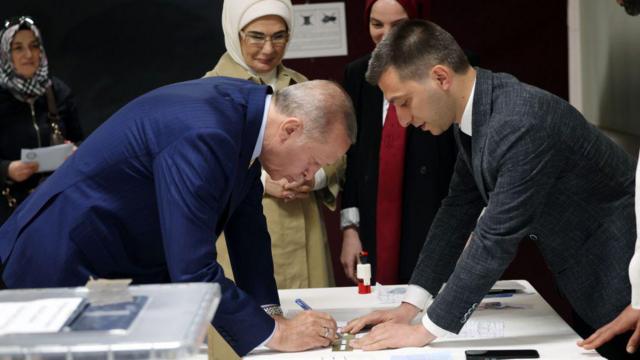 На выборах в Стамбуле лидирует действующий мэр Экрем Имамоглу. В Анкаре оппозиция также впереди