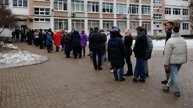 Задержания за приход на участок, гвоздики «в память о смерти свободы» и бюллетени на могиле Навального: как проходит «Полдень против Путина»