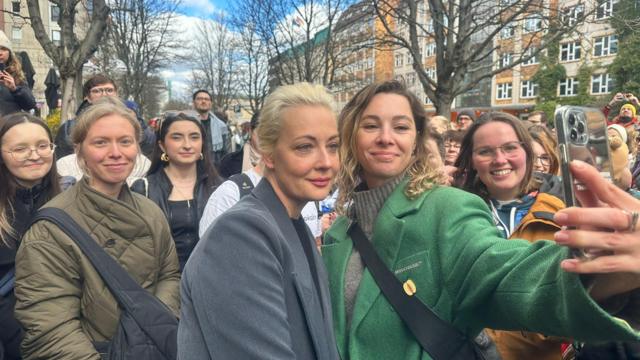 «Которым ты дал надежду». Как в городах мира прошла акция «Полдень против Путина»