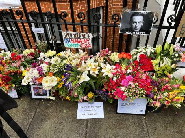 «Которым ты дал надежду». Как в городах мира прошла акция «Полдень против Путина»