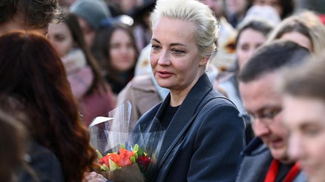 Задержания за приход на участок, гвоздики «в память о смерти свободы» и бюллетени на могиле Навального: как проходит «Полдень против Путина»