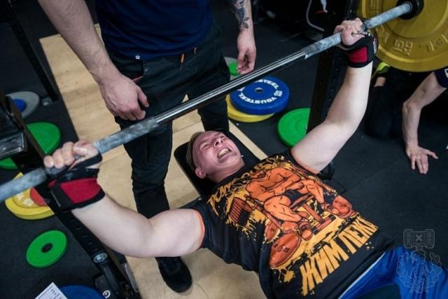 Силовики пришли за продавцом шевронов для силовиков. Как волонтер и сотрудник парка «Патриот» стал обвиняемым в госизмене