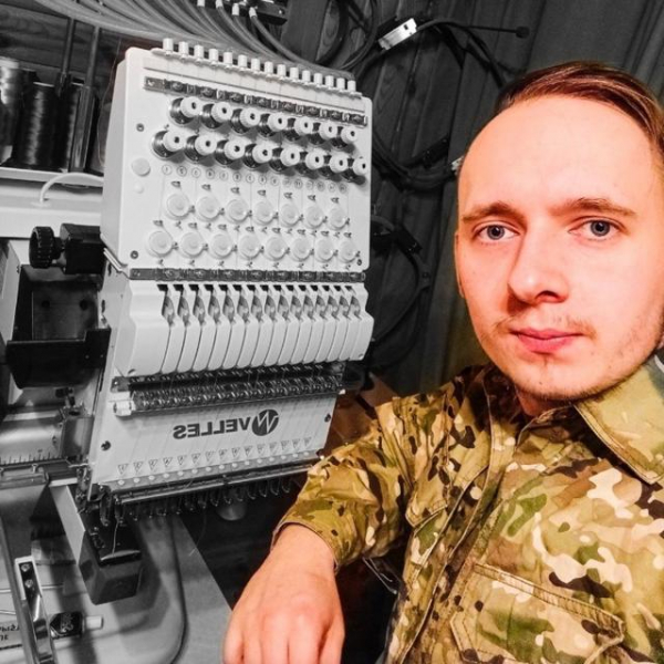 Силовики пришли за продавцом шевронов для силовиков. Как волонтер и сотрудник парка «Патриот» стал обвиняемым в госизмене