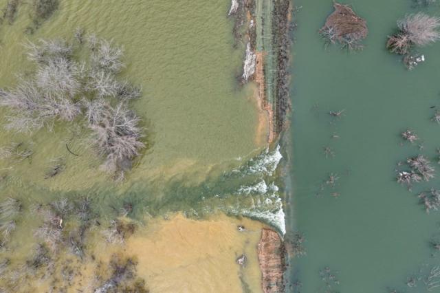 «У нас весь город — вода». Как жители Орска переживают наводнение