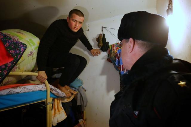 Залечь на дно в России. Мигранты ждут, чем закончатся призывы «усилить» и «ограничить»