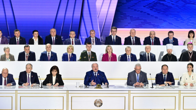 Глава КГБ Беларуси заявил, что в украинских медучреждениях «скрываются террористы».  Власти Киева эвакуируют две больницы