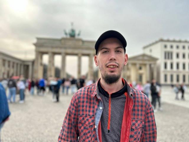 «Мы тебя выдаем России, только не плачь». Почему политэмигрантам опасно в Казахстане, Кыргызстане и Армении и кто помогает им уехать