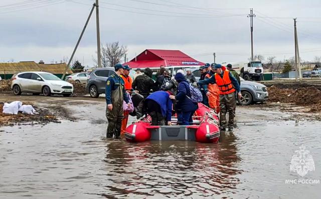 «Уезжайте прямо сейчас». Что происходит в Оренбуржье и других регионах России из-за наводнения