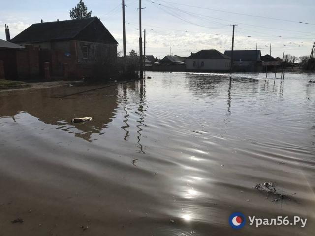 В Орске из-за паводка прорвало дамбу. В регионе идет срочная эвакуация, зона подтопления расширяется