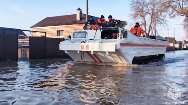 В Орске из-за паводка прорвало дамбу. В регионе идет срочная эвакуация, зона подтопления расширяется