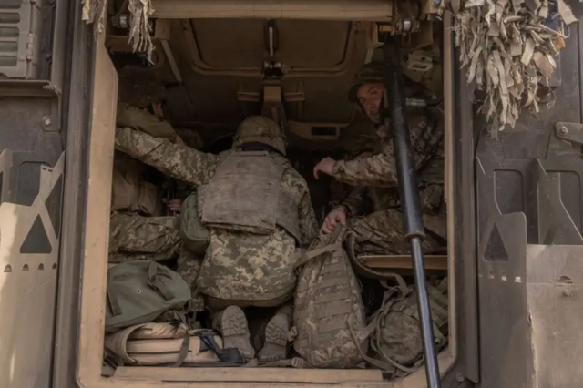 Украинцы верят в победу над Россией, но меньше поддерживают Зеленского. Социологи — о настроениях в Украине весной 2024 года