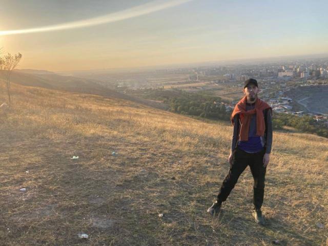 «Мы тебя выдаем России, только не плачь». Почему политэмигрантам опасно в Казахстане, Кыргызстане и Армении и кто помогает им уехать