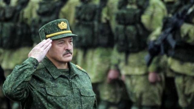 Глава КГБ Беларуси заявил, что в украинских медучреждениях «скрываются террористы».  Власти Киева эвакуируют две больницы