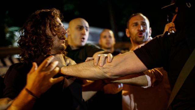 Водометы и избитые оппозиционеры: власти разогнали акцию против «закона об иноагентах» около парламента Грузии