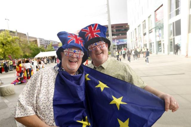 Финал «Евровидения» в Мальмё прошел в отсутствие главного фаворита. Голосование завершилось, подсчитывают результаты