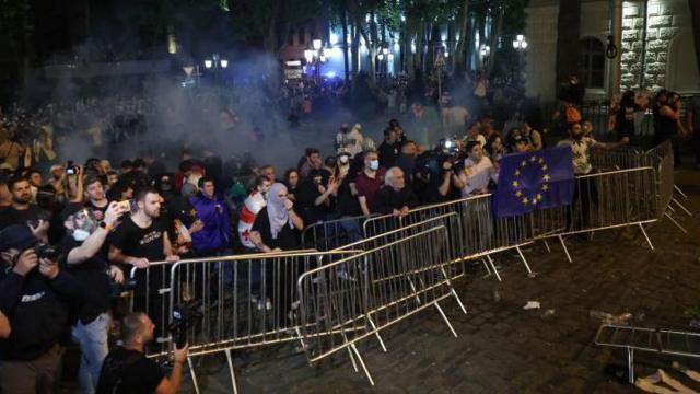 Парламент Грузии принял «закон об иноагентах» во втором чтении. У здания парламента — снова акция протеста