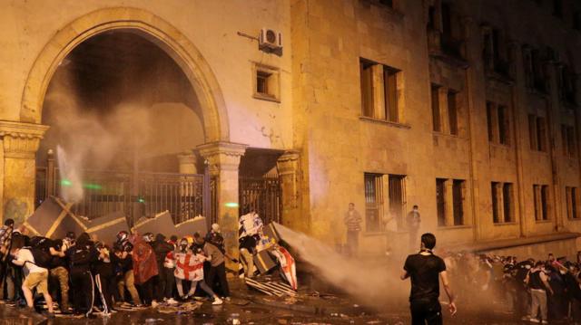 Парламент Грузии принял «закон об иноагентах» во втором чтении. У здания парламента — снова акция протеста