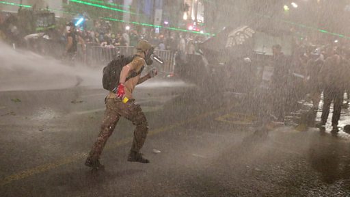 Парламент Грузии принял «закон об иноагентах» во втором чтении. У здания парламента — снова акция протеста