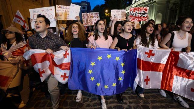 Водометы и избитые оппозиционеры: власти разогнали акцию против «закона об иноагентах» около парламента Грузии