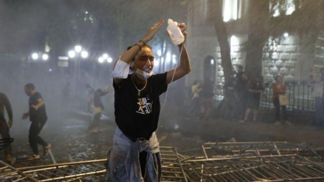 Парламент Грузии принял «закон об иноагентах» во втором чтении. У здания парламента — снова акция протеста