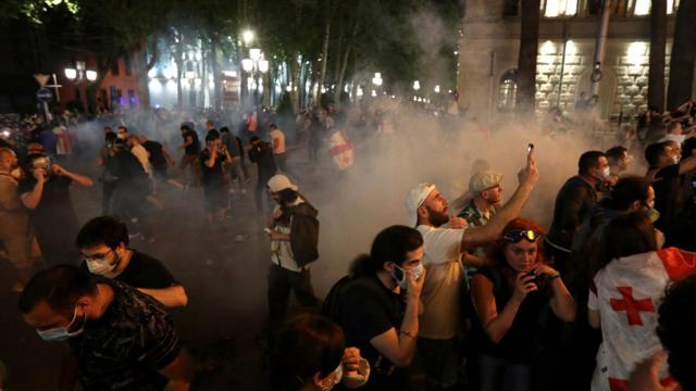 Водометы и избитые оппозиционеры: власти разогнали акцию против «закона об иноагентах» около парламента Грузии