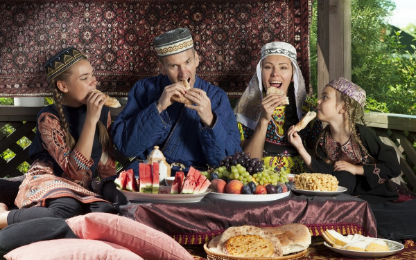 Что узбечки носят под своими халатами?