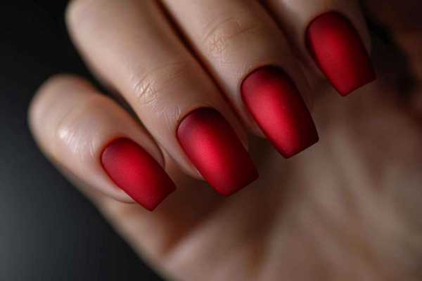 Красный маникюр 2024: модные тенденции и стильные идеи Красный маникюр 2024: модные тенденции и стильные идеи