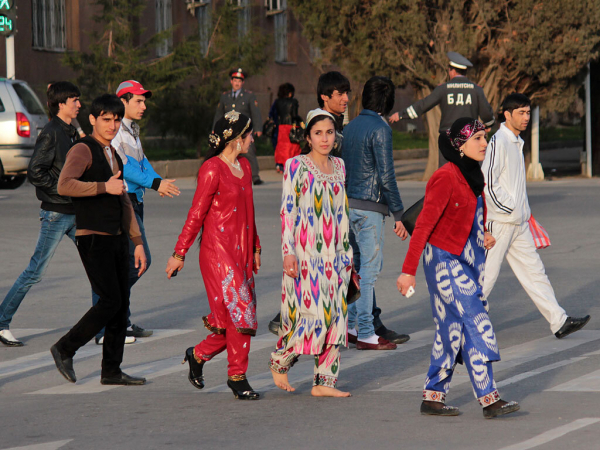 Что узбечки носят под своими халатами?