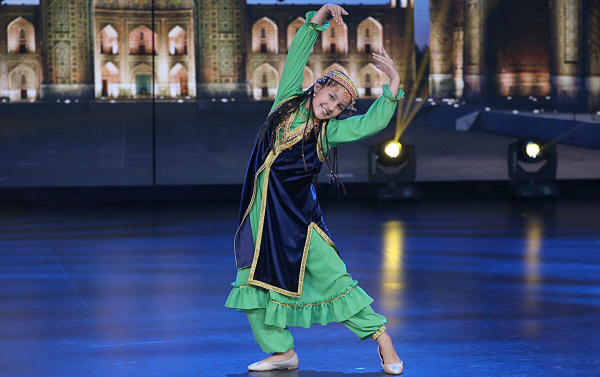 Что узбечки носят под своими халатами?