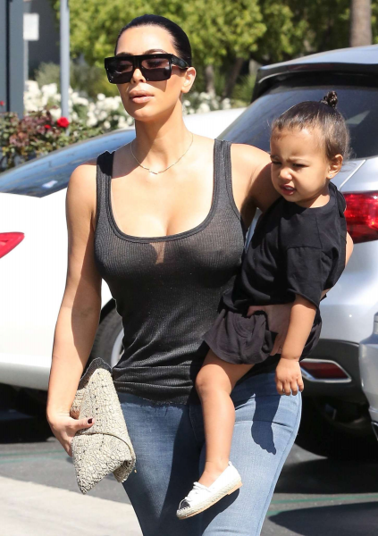 Почему многие женщины не носят бюстгальтер: новая мода или реальная необходимость..