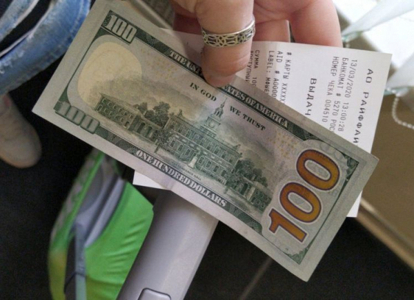 Очереди в обменники и растерянность: что будет с курсом валют в России