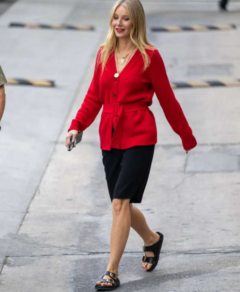 Биркенштоки: как носить их этим летом — берем пример со звезд Биркенштоки: как носить их этим летом — берем пример со звезд