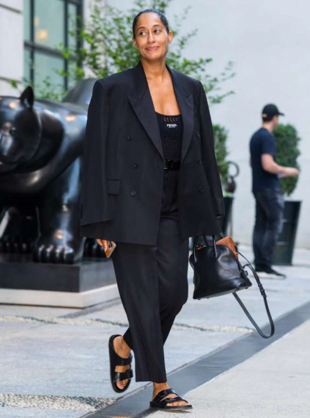 Биркенштоки: как носить их этим летом — берем пример со звезд Биркенштоки: как носить их этим летом — берем пример со звезд