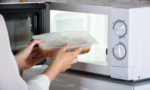 6 советов, как правильно разогревать еду в микроволновке