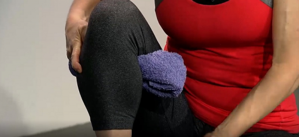 Если болят колени, следуйте инструкции: возьмите самое обычное махровое… Если болят колени, следуйте инструкции: возьмите самое обычное махровое…