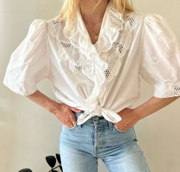 Джинсы-бойфренды: модные сочетания и как носить в 40+ лет